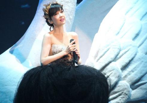 經(jīng)紀(jì)公司:51歲周慧敏30周年紅演唱會(huì)造型百變 公主裙加身仙氣逼人